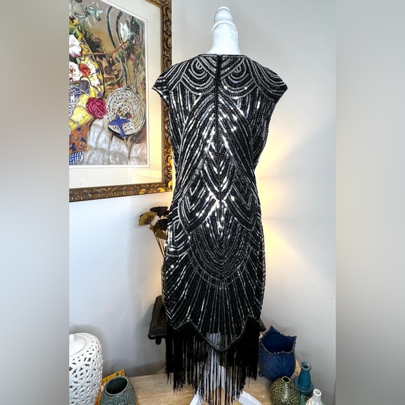 Black Sheath Cocktail Dress with Short Sleeves and Knee-Length Design - Picture 7 of 10